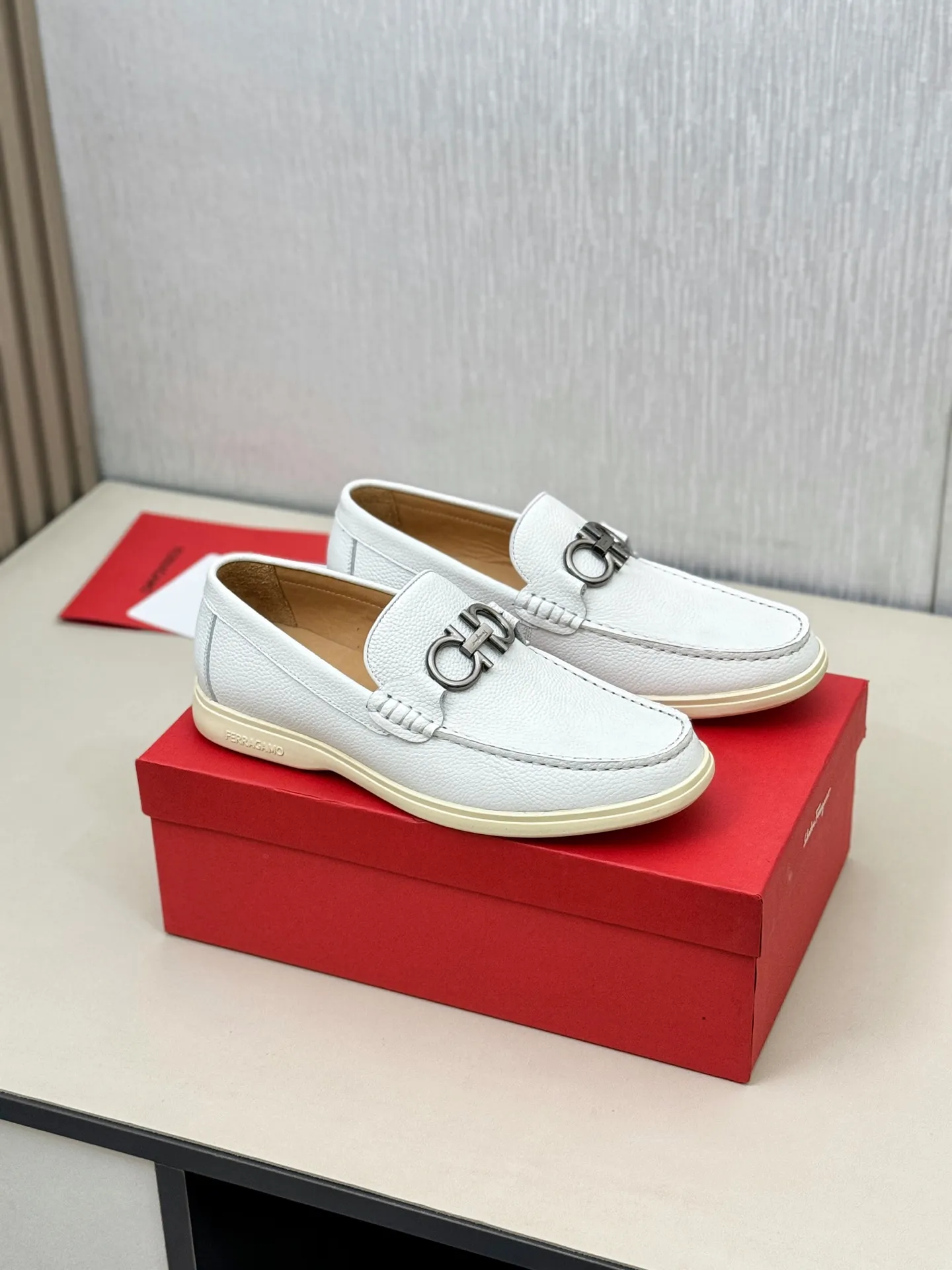 [Ferragamo] P: 580💰 Number of yards: 38~44 (45 orders are non-returnable) Ferragam's new men's driving shoes, the fabric is made of imported cowhide, with visible texture, heavy industrial stitching, dyed calfskin inside, standard logo cowhide feet, big-name experience, soft and comfortable on the feet, a men's favorite, special non-slip and wear-resistant rubber soles, easy to handle various occasions, with original box packaging!